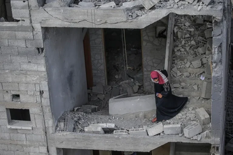 Una mujer entre los escombros en Gaza tras un ataque aéreo israelí. EFE/EPA/Mohammed Saber/Archivo
