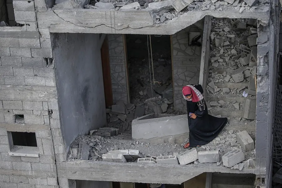 Una mujer entre los escombros en Gaza tras un ataque aéreo israelí. EFE/EPA/Mohammed Saber/Archivo