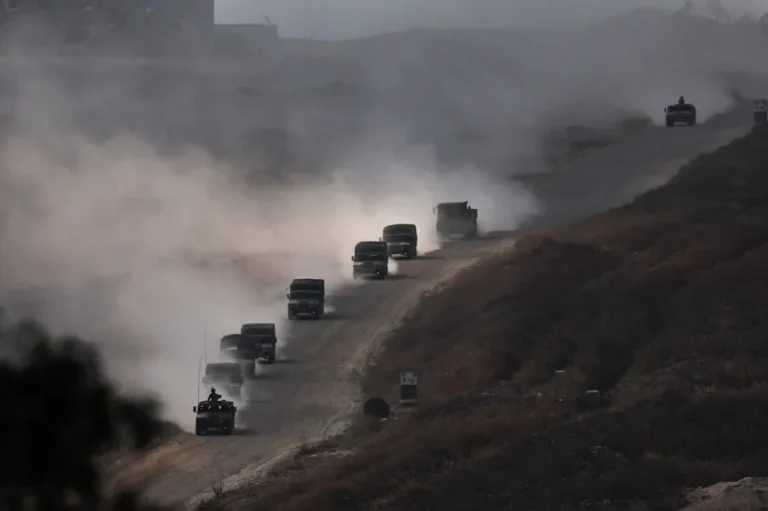 Tropas israelíes patrullan la carretera que separa la Franja de Gaza entre el sur y el norte, vista desde el lado israelí de la frontera. EFE/EPA/Atef Safadi