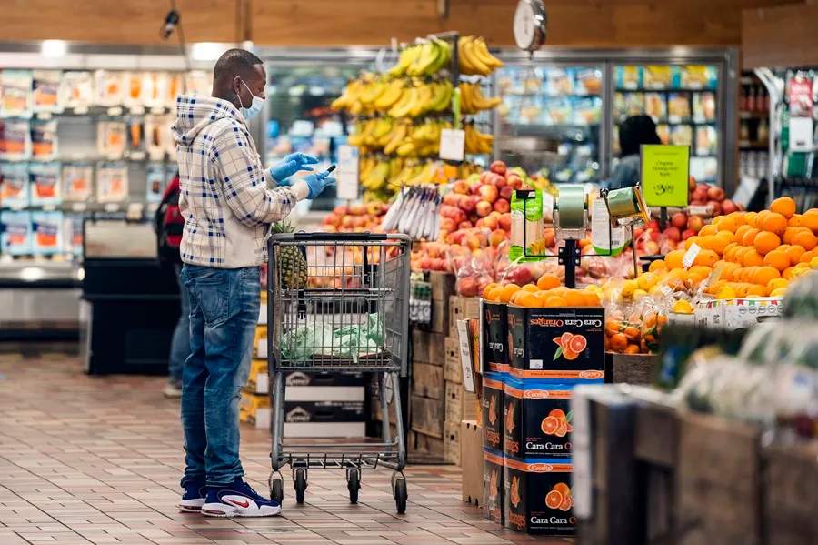 Un comprador en un supermercado de Washington. EFE/EPA/Jim Lo Scalzo