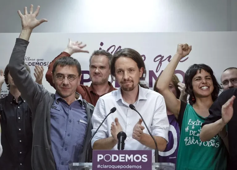 Imagen de archivo de Pablo Iglesias y otros miembros de Podemos en la noche electoral del 25 de mayo de 2014. EFE/Emilio Naranjo