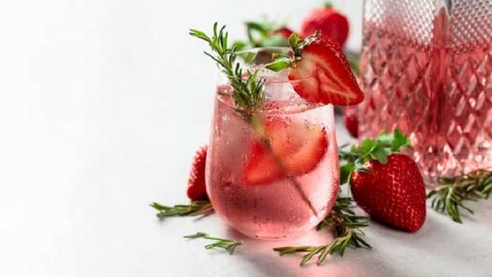 Limonada de fresa y romero