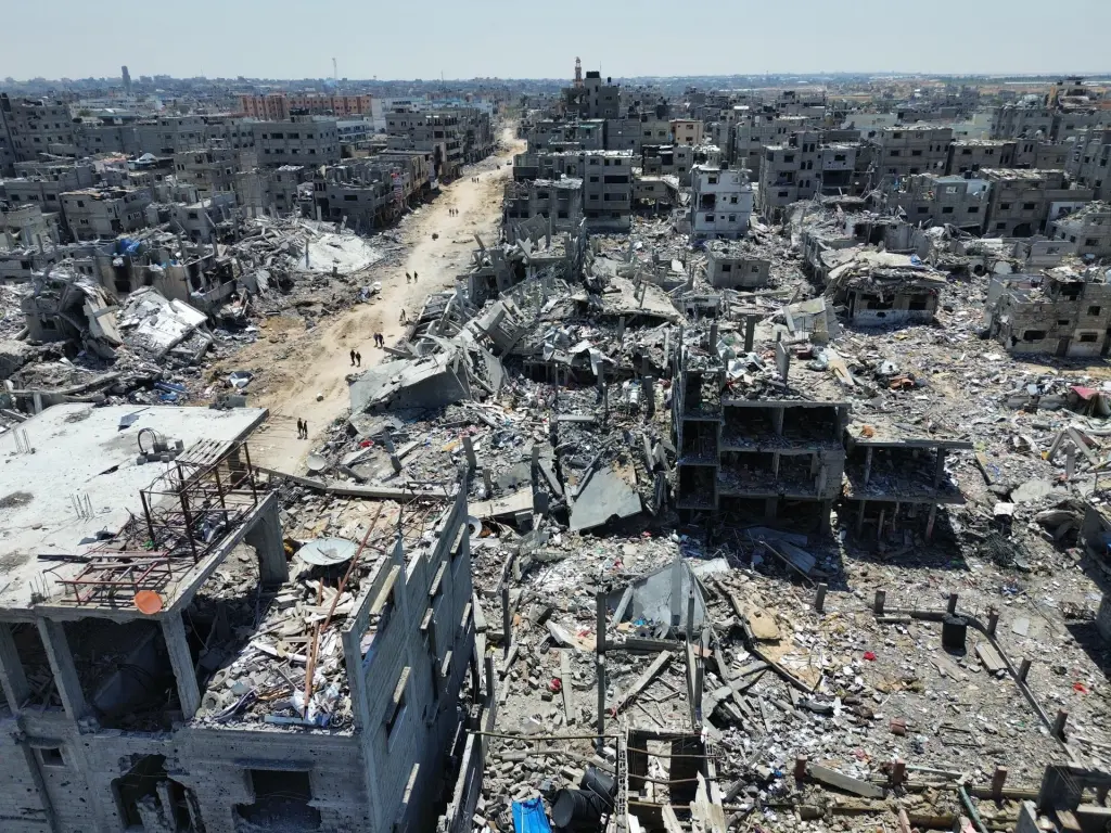 Vista aérea tomada con un dron que muestra la destrucción general en la ciudad de Khan Yunis en la Franja de Gaza, tras la retirada del ejército israelí de la región., en una imagen de archivo.EFE/EPA/STR