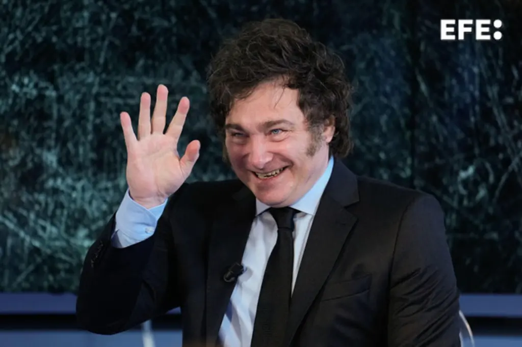 El presidente de Argentina, Javier Milei, asiste a la presentación de su libro 'el camino del libertario' (literalmente del español 'el camino del libertario') en el auditorio de la sede del periódico español 'la Razón' en Madrid, el 17 de mayo de 2024. EFE/ Borja Sánchez -Trillo