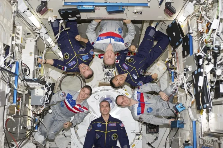 Imagen de archivo de los miembros de una tripulación en la Estación Espacial Internacional. EFE/Nasa