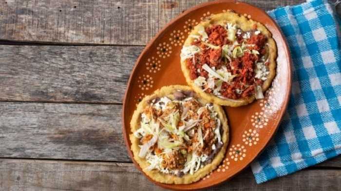 Sopes fritos con frijoles y chorizo