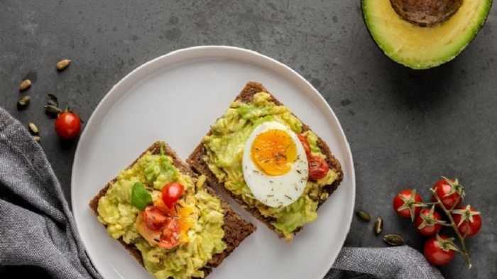 tostadas de huevo con aguacate 
