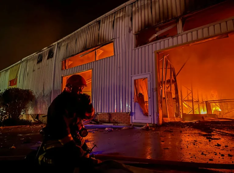 Incendio de la empresa privada de correos de Ucrania, Nova Poshta, en Odesa. EFE/Odesa Regional State Administration