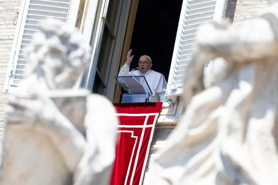 El Papa Francisco dirige la oración del Regina Caeli del domingo.- EFE/EPA /Massimo Percossi