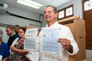 El gobernador de Puerto Rico y precandidato del Partido Nuevo Progresista, Pedro Pierluisi, muestra su voto en las elecciones primarias en San Juan (Puerto Rico). EFE/Enid M. Salgado Mercado
