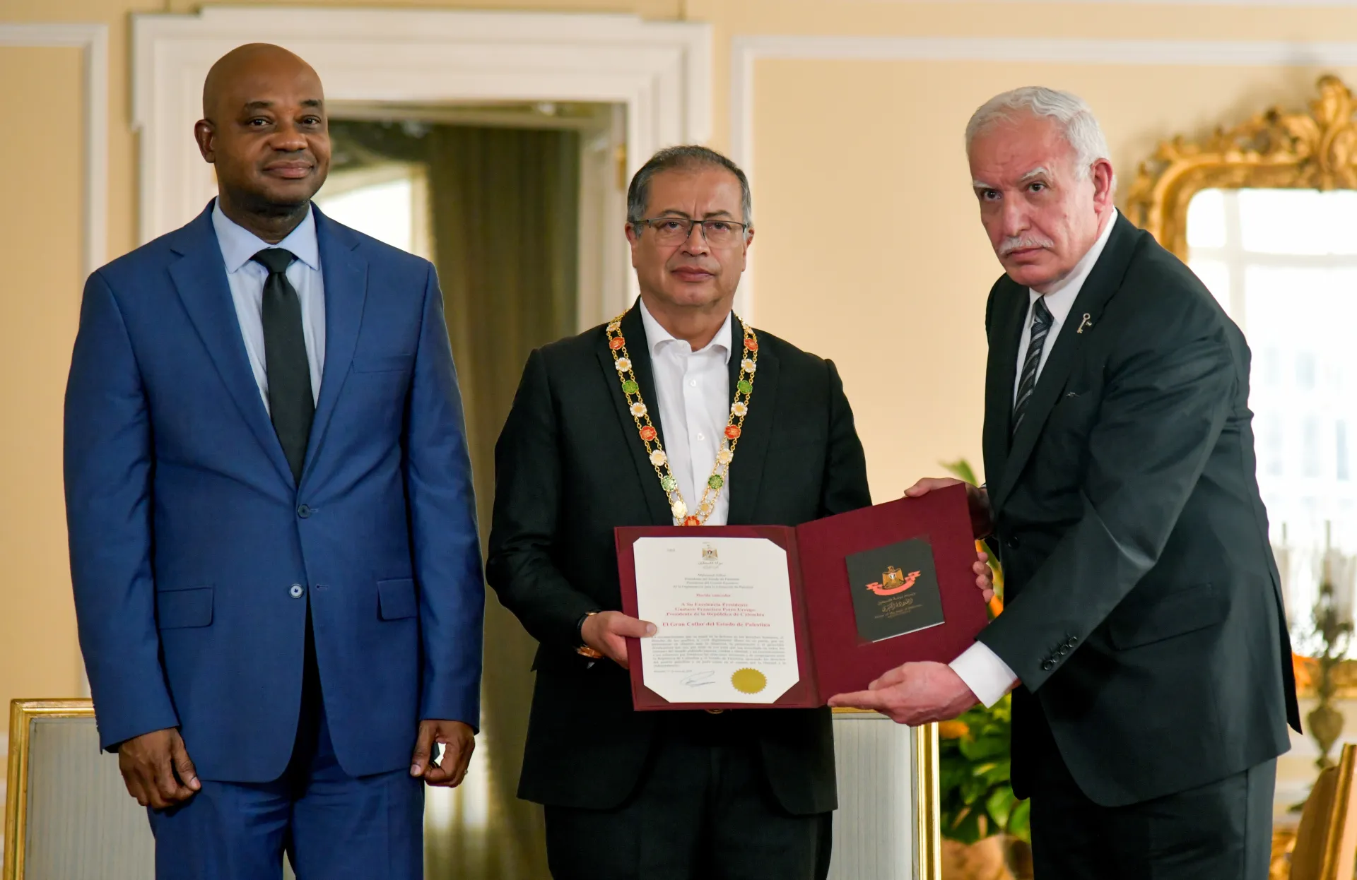 Fotografía cedida por la oficina de prensa de la presidencia de la República durante la condecoración al presidente Gustavo Petro (c) con el Gran Collar del Estado de Palestina, entregado por el canciller palestino Riyad Al-Malki (d) este lunes, en Bogotá (Colombia). EFE/Presidencia de Colombia
