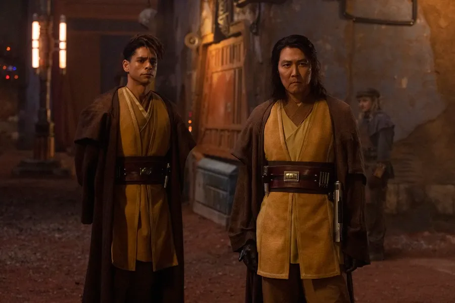 Fotografía cedida por Disney de los actores Charlie Barnett (i), en el papel de Yord Fandar, y Lee Jung-jae, como Master Sol, protagonistas de la Nueva serie de Star Wars ' The Acolyte'. EFE/Christian Black/Disney+