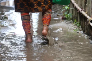 Una mujer de la comunidad guna camina por la isla, este martes en Gardi Sugdub (Panamá). EFE/Gabriel Rodríguez