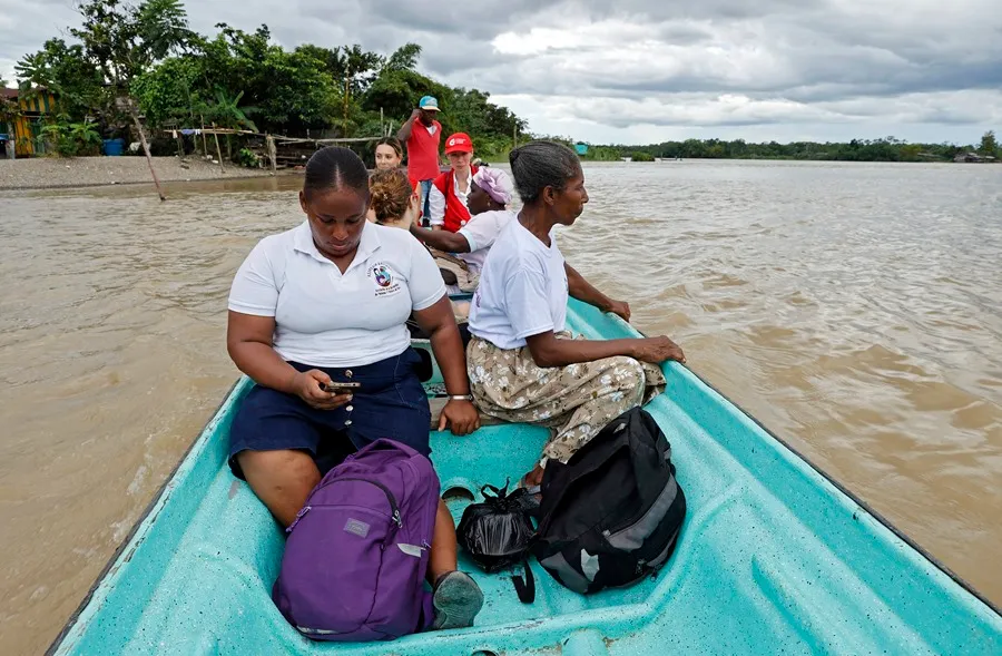 Mujeres parteras de Asoredipar Chocó navegan el río Atrato el 27 de mayo de 2024 en Quibdó (Colombia). EFE/ Mauricio Dueñas Castañeda