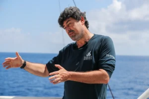El oceanógrafo y científico marino de la Fundación Charles Darwin (FCD), Stuart Banks, habla durante una entrevista con EFE el 5 de marzo de 2024 en las islas Galápagos (Ecuador). EFE/José Jácome