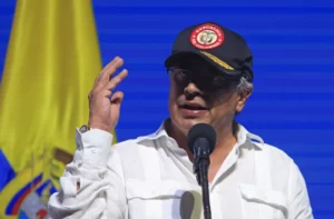 El presidente de Colombia Gustavo Petro participa en la clausura de la 58 asamblea anual de la Asociación Bancaria de Colombia (Asobancaria), este viernes en Cartagena (Colombia). EFE/Ricardo Maldonado Rozo