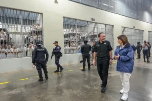 Fotografía cedida por el gobierno de El Salvador donde se observa a la ministra de seguridad de Argentina Patricia Bullrich (d) junto al ministro de justicia de El Salvador Gustavo Villatoro (c) durante una visita al Centro de Confinamiento del Terrorismo (Cecot) este domingo, en Tecoluca (El Salvador). EFE/Gorbierno de El Salvador