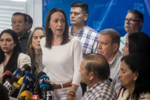 La líder opositora María Corina Machado (c) ofrece declaraciones a periodistas en compañía del candidato Edmundo Gonzales, este lunes en Caracas (Venezuela). EFE/Miguel Gutierrez