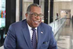 El encargado para Latinoamérica del Departamento de Estado, Brian Nichols, habla durante una entrevista con EFE el 20 de junio de 2024 en la sede del Departamento de Estado en Washington (Estados Unidos). EFE/ Octavio Guzmán