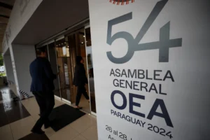 Una persona ingresa al Centro de Convenciones de la Conmebol previo a la 54 Asamblea General de la Organización de Estados Americanos (OEA) este martes, en Asunción (Paraguay). EFE/ Bienvenido Velasco