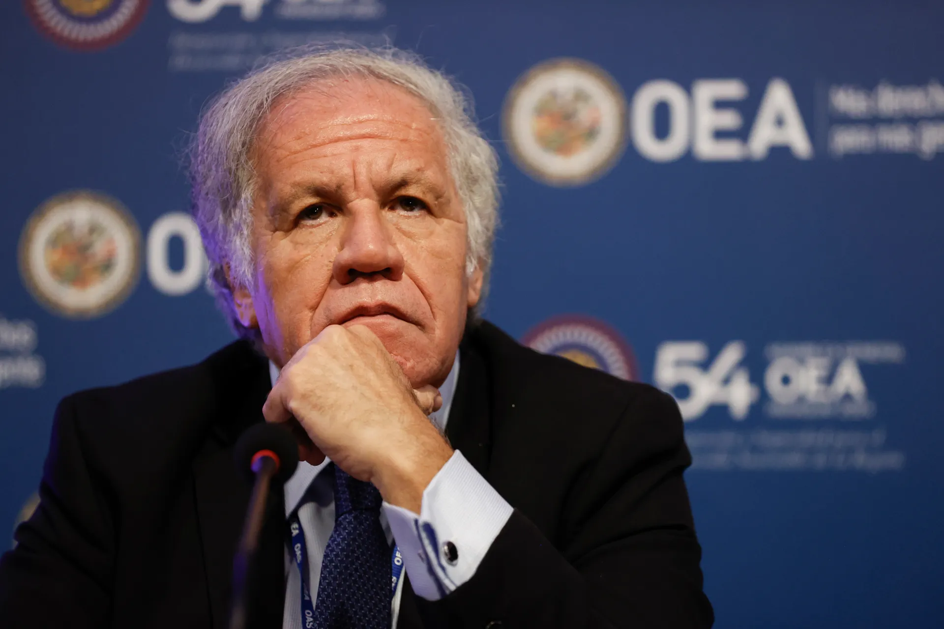 El Secretario General de la OEA, Luis Almagro, participa en una rueda de prensa durante la Asamblea General de la OEA, en Asunción (Paraguay). EFE/Bienvenido Velasco