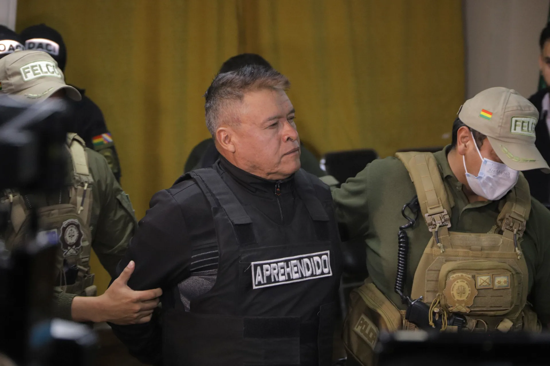 El destituido jefe militar del Ejército de Bolivia, Juan José Zúñiga, es escoltado para su presentación en dependencias de la Fuerza Especial de Lucha Contra el Crimen el 26 de junio de 2024, tras ser detenido por ser parte de una toma de militares de la sede del Gobierno de Bolivia, en La Paz (Bolivia). EFE/STR