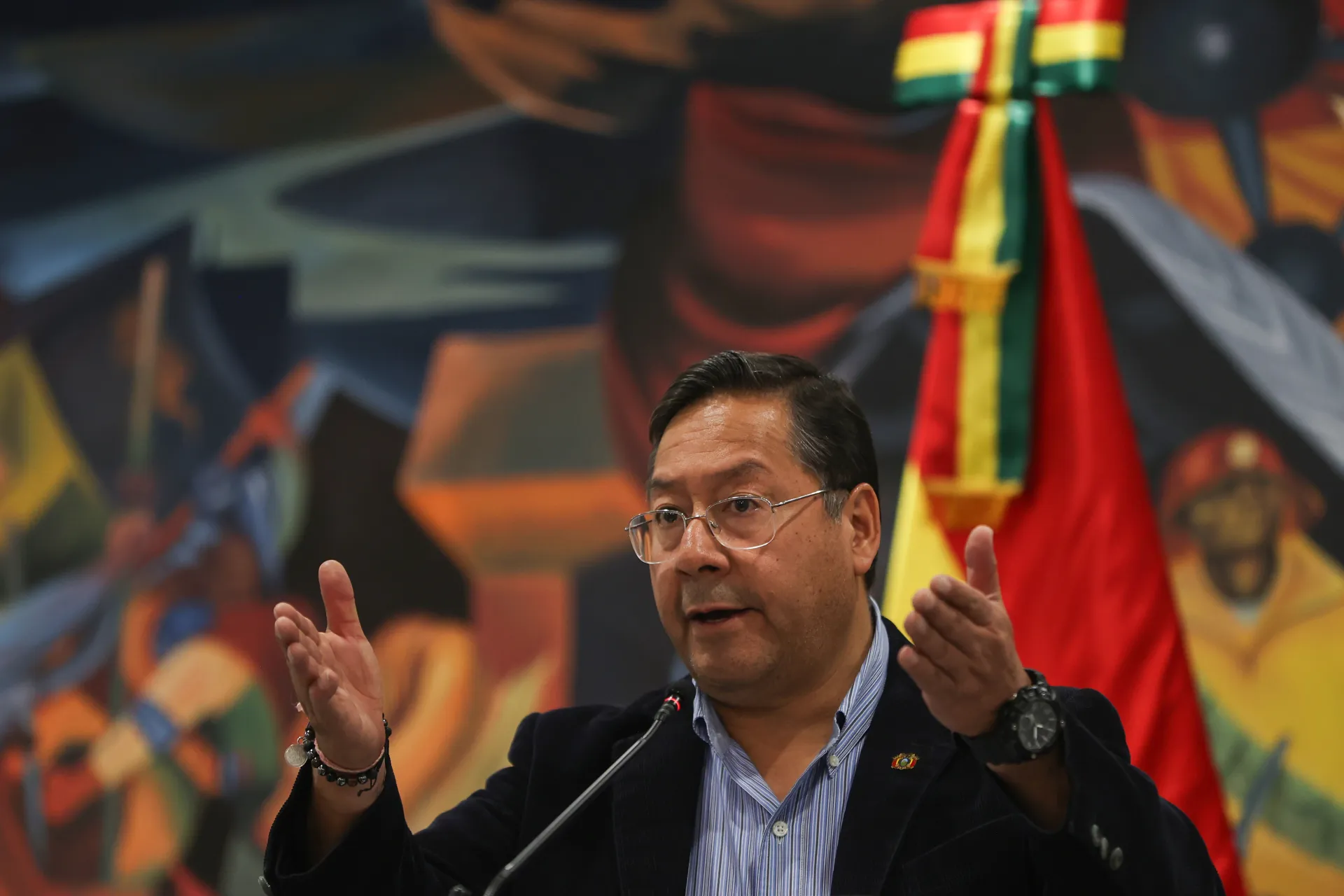 El presidente de Bolivia Luis Arce habla durante una conferencia de prensa tras el fallido golpe de estado este jueves, en La Paz (Bolivia). EFE/ Luis Gandarillas