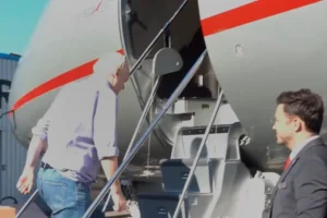 Captura de vídeo que muestra al fundador de Wikileaks, Julian Assange, mientras sube a un avión en el aeropuerto londinense de Stansted para abandonar Reino Unido, tras llegar a un acuerdo con la justicia de Estados Unidos. EFE/ Wikileaks