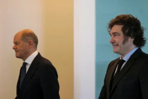 Fotografía cedida por la oficina del presidente Milei donde aparece el mandatario de Argentina Javier Milei (d) durante una reunión con el jefe de Gobierno alemán el socialdemócrata Olaf Scholz, el 23 de junio de 2024, en Berlín (Alemania). EFE/ Oficina del Presidente Milei