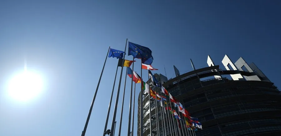 Vista exterior del Parlamento Europeo que muestra las banderas de los países miembro de la Unión Europea (UE). EFE/ Patrick Seeger
