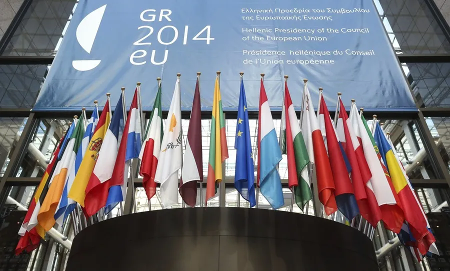 Las banderas de los países miembros de la Unión Europea ondean en la entrada principal del edificio del Consejo Europeo en Bruselas, Bélgica, en una imagen de archivo. EFE/Julien Warnand