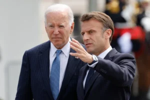El presidente estadounidense, Joe Biden (i), escucha al presidente francés, Emmanuel Macron, en un acto el Arco del Triunfo, este 9 de junio de 2024, en París, Francia. EFE/Ludovic Marin/Pool