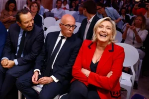El líder de Los Republicanos, Eric Ciotti, y Marine Le Pen, en París este Lunes. EFE/EPA/MOHAMMED BADRA