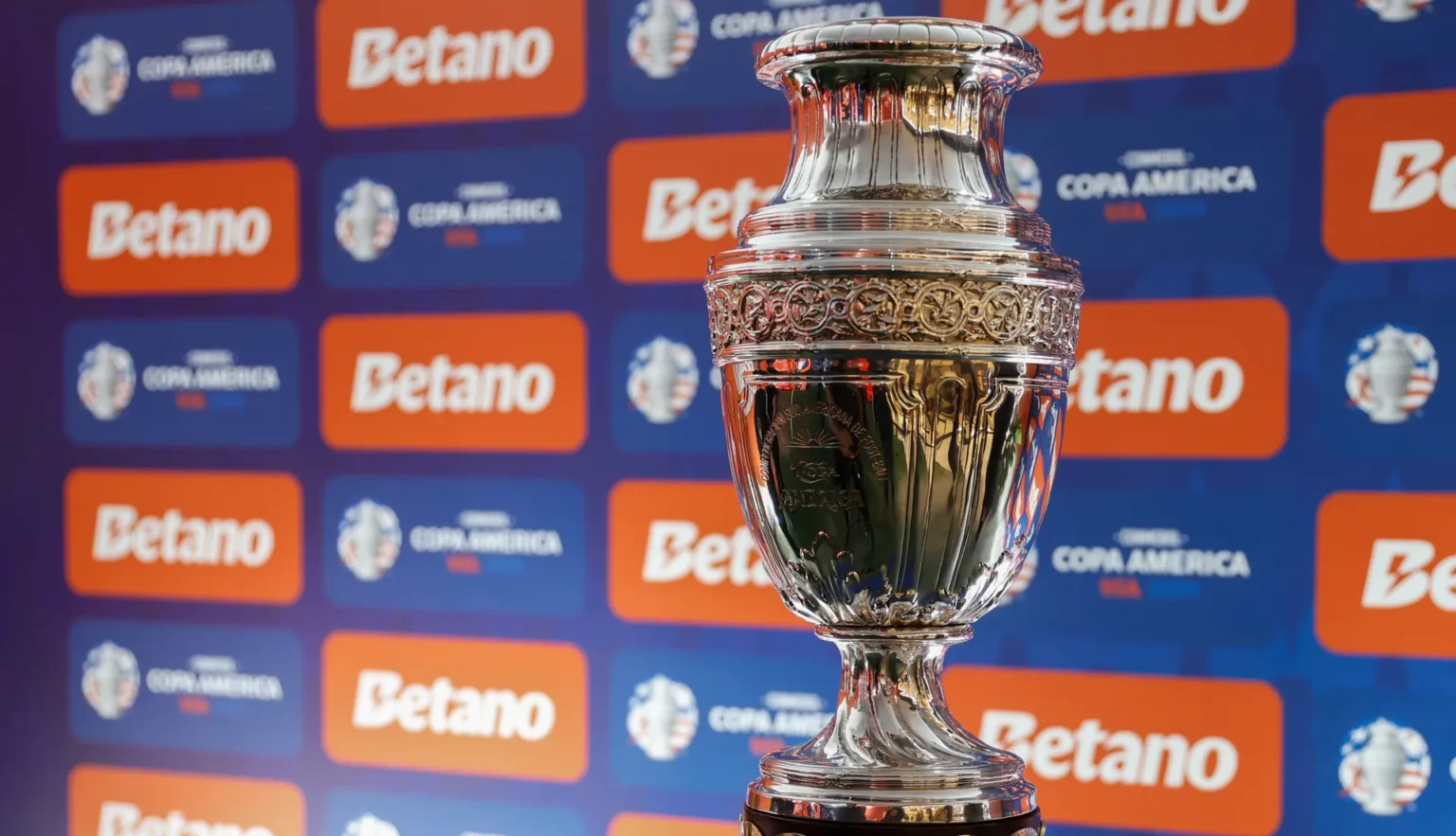 Fotografía de archivo del trofeo de la Copa América exhibido el centro comercial Morumbi, en Sao Paulo (Brasil). EFE/ Sebastião Moreira