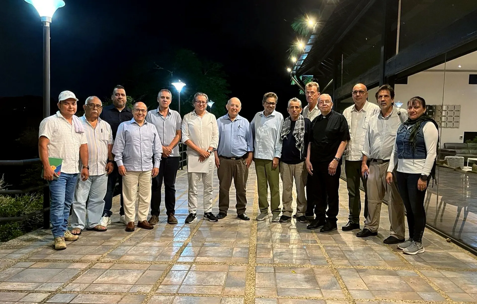 Fotografía cedida por Alto Comisionado para la Paz del 4 de junio de 2024 del excomandante de las Farc, Iván Márquez (7-d) junto al Alto Comisionado de Paz Otty Patiño (7-i) en un sitio sin identificar, en la frontera entre Colombia y Venezuela. EFE/ Alto Comisionado para la Paz