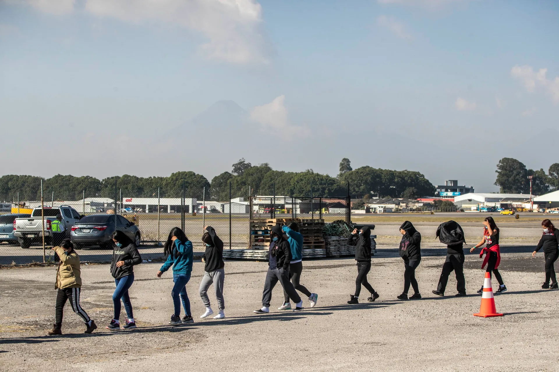 Un grupo de personas deportadas desde Estados Unidos, en una fotografía de archivo. EFE/ Esteban Biba