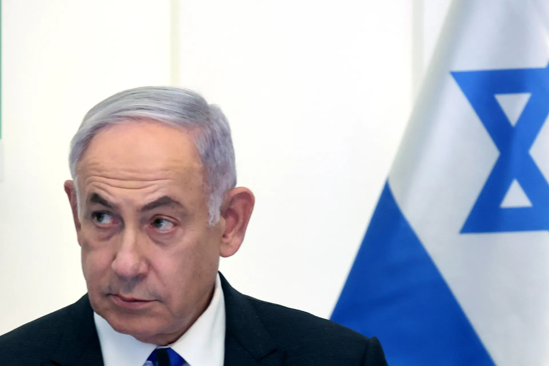 El primer ministro israelí, Benjamín Netanyahu, asiste a una reunión de Gabinete en el Museo de las Tierras Bíblicas de Jerusalén (Israel). EFE/Gil Cohen-Magen/POOL