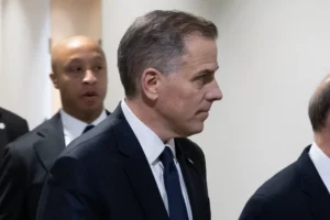 Hunter Biden (c), hijo del presidente Joe Biden, en una fotografía de archivo. EFE/Michael Reynolds