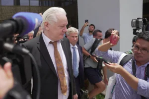 El fundador de WikiLeaks, Julian Assange, abandona el Tribunal de Distrito de Estados Unidos para las Islas Marianas del Norte, en la isla de Saipán, tras ser formalmente liberado. EFE/Samantha Salamon