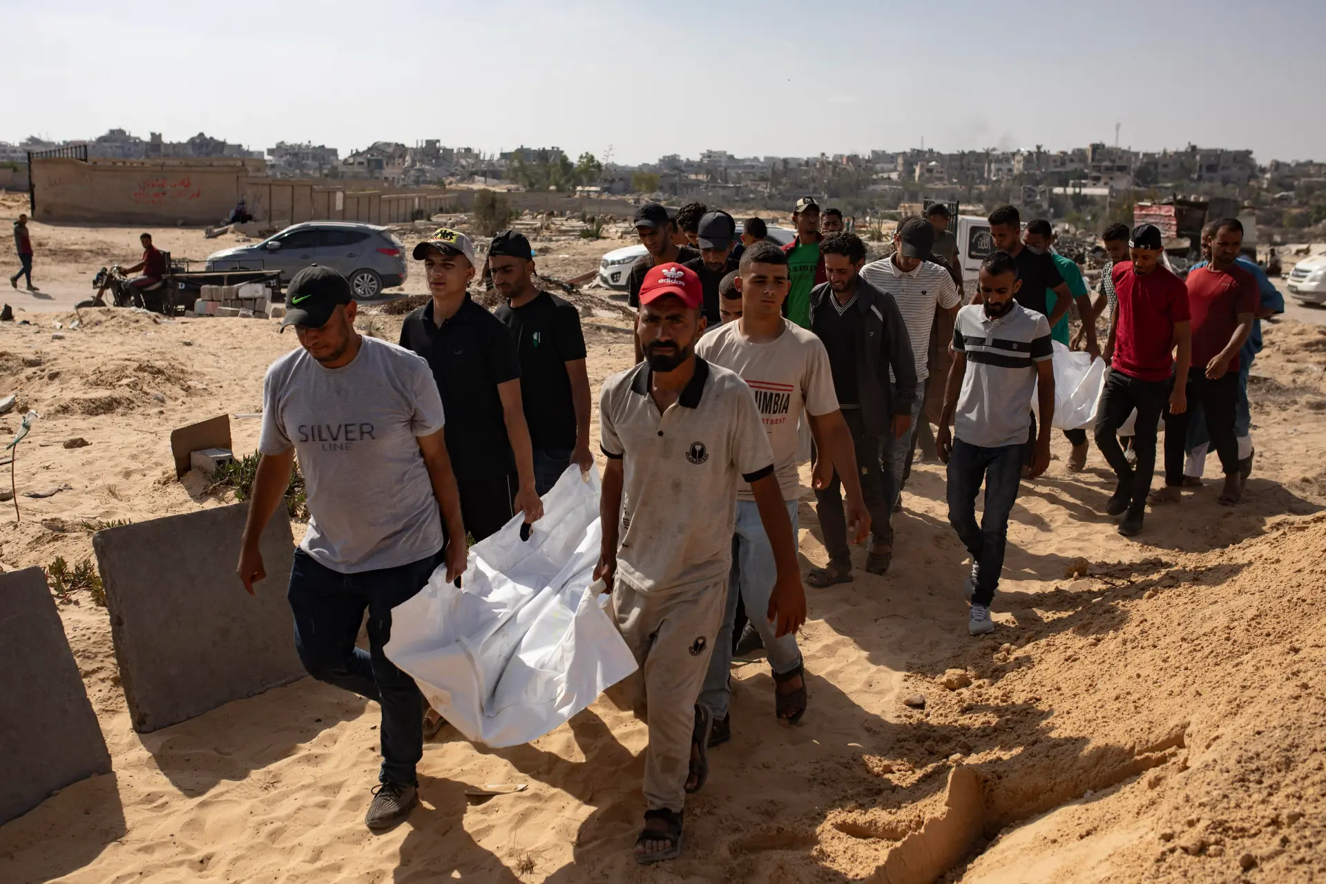 Palestinos cargan los cuerpos de sus familiares en el campamento de Khan Yunis, al sur de la Franja de Gaza,. EFE/Haitham Imad