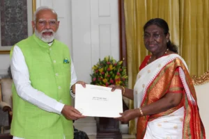 Fotografía cedida por la Casa Presidencial de la India en la que se observa al primer ministro, Narendra Modi (i), al visitar a la presidenta de la India, Droupadi Murmu (d), en la residencia oficial presidencial Rashtrapati Bhavan en Nueva Delhi (India) EFE/Sourav Karmakar/Rashtrapati Bhav/Casa Presidencial de la India