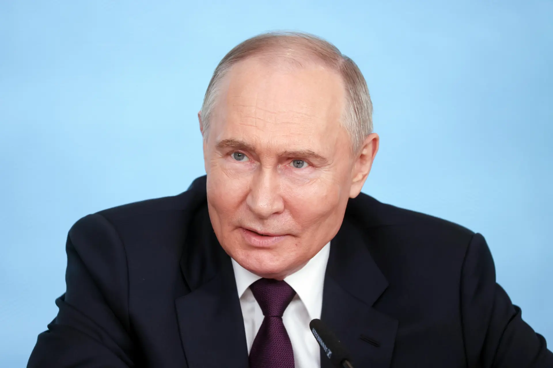 El presidente ruso, Vladimir Putin, se reúne con jefes de agencias de noticias internacionales al margen del 27 Foro Económico Internacional de San Petersburgo (SPIEF), en el Centro Lakhta de San Petersburgo (Rusia). EFE/Valentina Pevtsova/Sputnik/Kremlin Pool