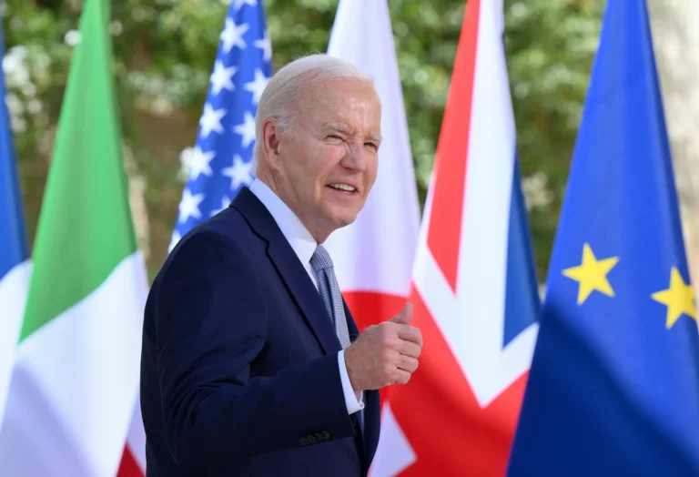 El presidente estadounidense Joe Biden hace gestos durante una ceremonia de bienvenida a la cumbre del G7. EFE/EPA/ETTORE FERRARI