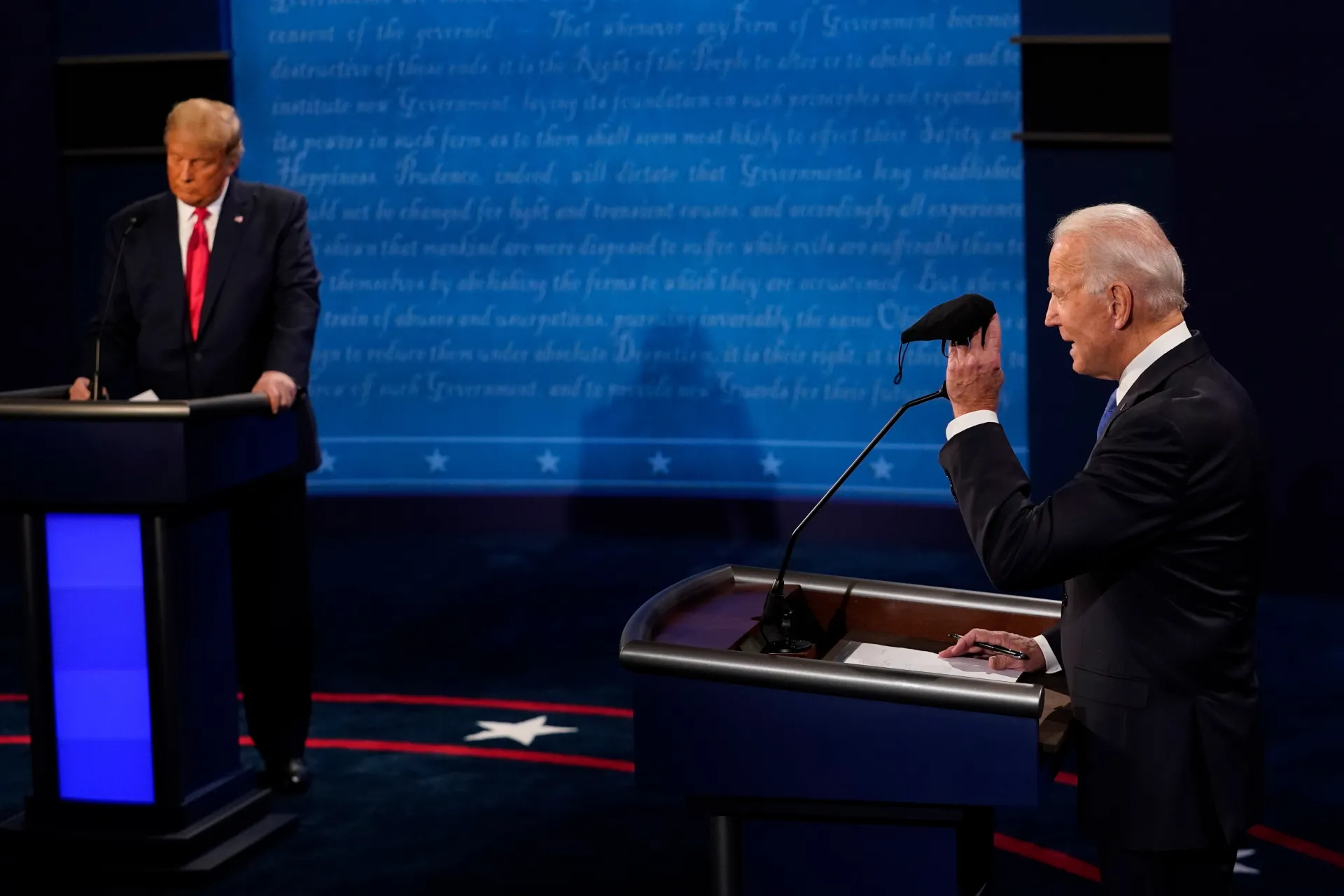 Fotografía de archivo en la que se ve al entonces candidato presidencial demócrata Joe Biden (d) junto al entonces presidente estadounidense Donald Trump durante el debate presidencial final de la campaña 2020 enen Nashville, Tennessee (EE.UU.). EFE/Morry Gash/POOL
