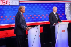 El presidente estadounidense, Joe Biden (d), y el expresidente estadounidense Donald J. Trump (i) participan en el primer debate electoral presidencial de 2024 en los estudios de CNN en Atlanta, Georgia (EE.UU.). EFE/Michael Reynolds
