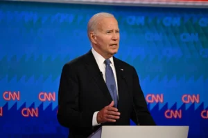 El presidente estadounidense, Joe Biden, participa en el primer debate electoral presidencial de 2024 con el expresidente estadounidense Donald J. Trump en el Pabellón McCamish del Georgia Institute of Technology en Atlanta, Georgia (EE.UU.). EFE/Will Lanzoni /CNN