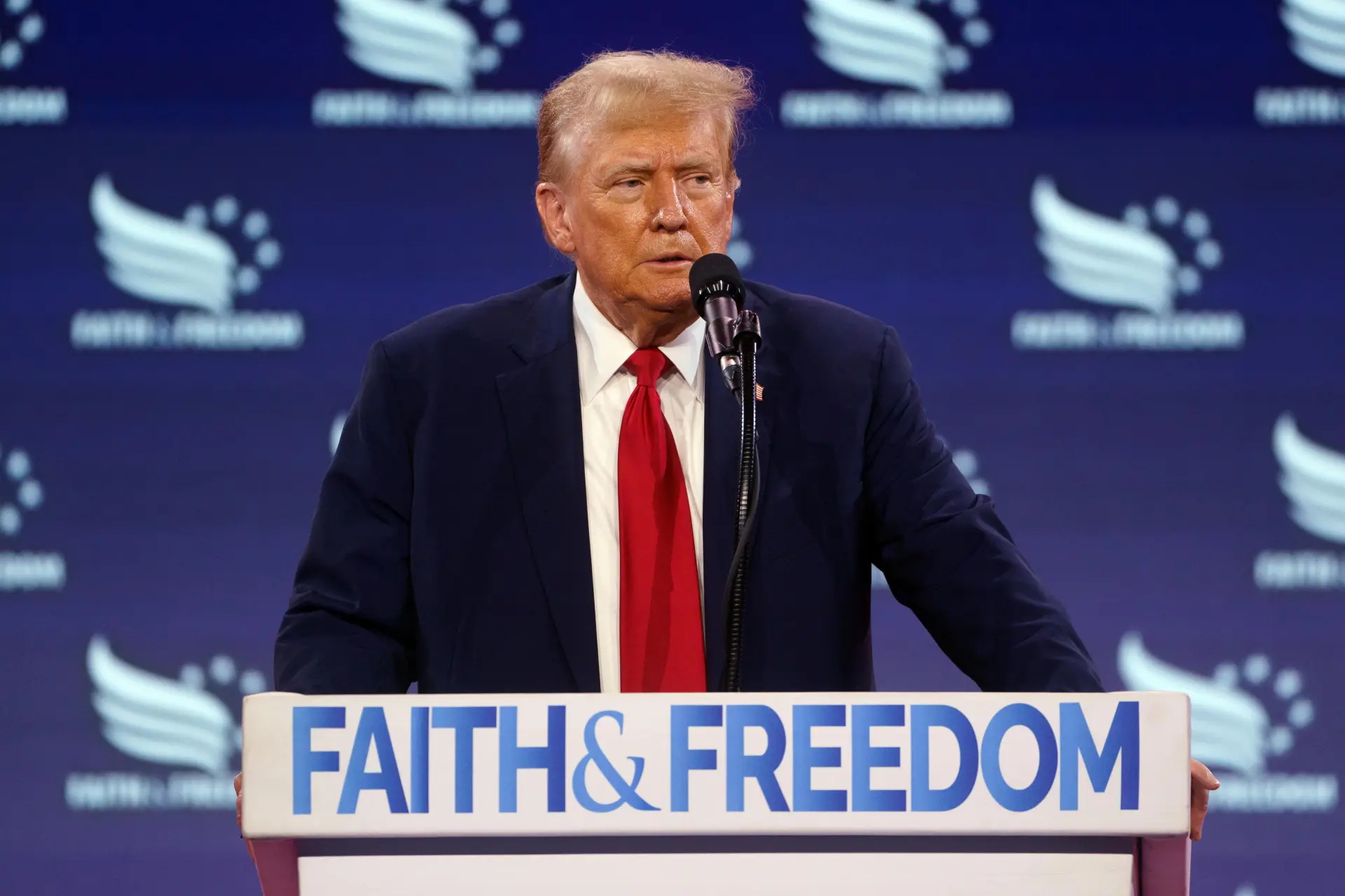 El expresidente estadounidense Donald Trump habla en Washington DC., el 22 de junio de 2024. EFE/Will Oliver