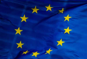 Fotografía de archivo de una bandera de la Unión Europea (UE) a las puertas de la Comisión Europea, en Bruselas (Bélgica). EFE/Stephanie Lecocq