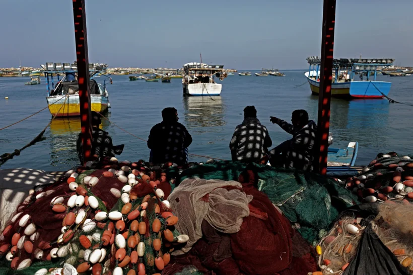 Fotografía de archivo de pescadores palestinos permanecen en el muelle del puerto de Gaza. EFE/ Mohammed Saber