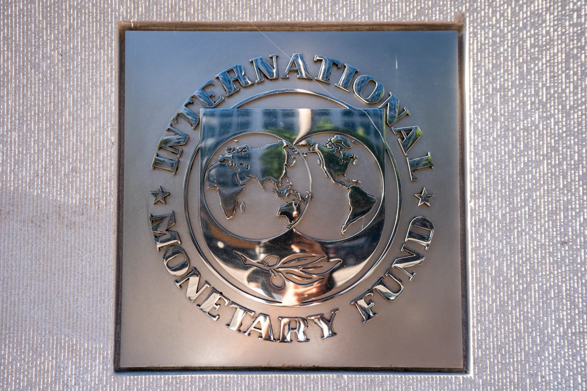 Vista del logo del Fondo Monetario Internacional (FMI), en su sede en Washington, en una fotografía de archivo. EFE/Jim Lo Scalzo